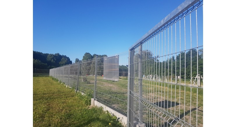 Jak bezpiecznie ogrodzić boisko