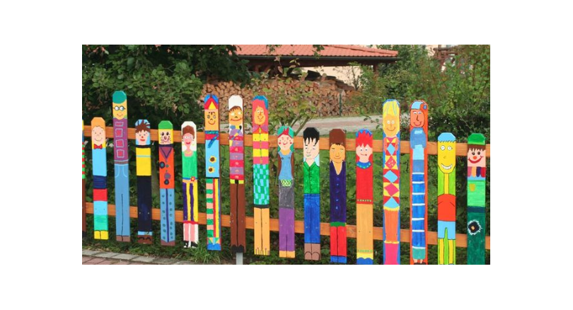 Ogrodzenie placu zabaw: co mówią przepisy i jakich materiałów użyć?