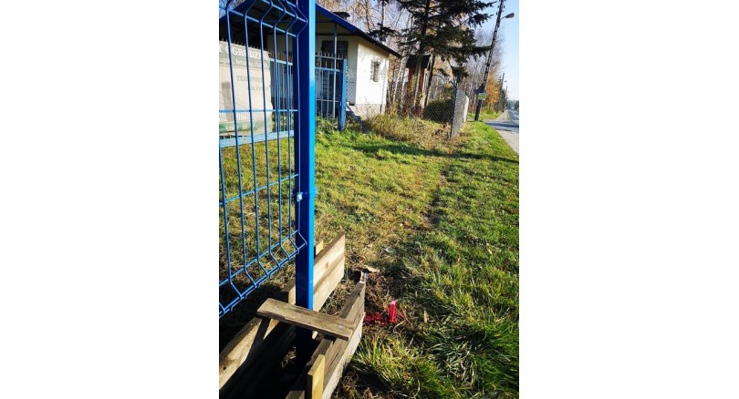 Jak wyczyścić metalowy płot, czyli renowacja ogrodzenia krok po kroku