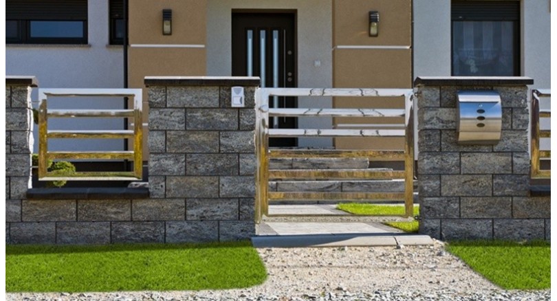 Na czym polega montaż skrzynki na listy na ogrodzeniu?