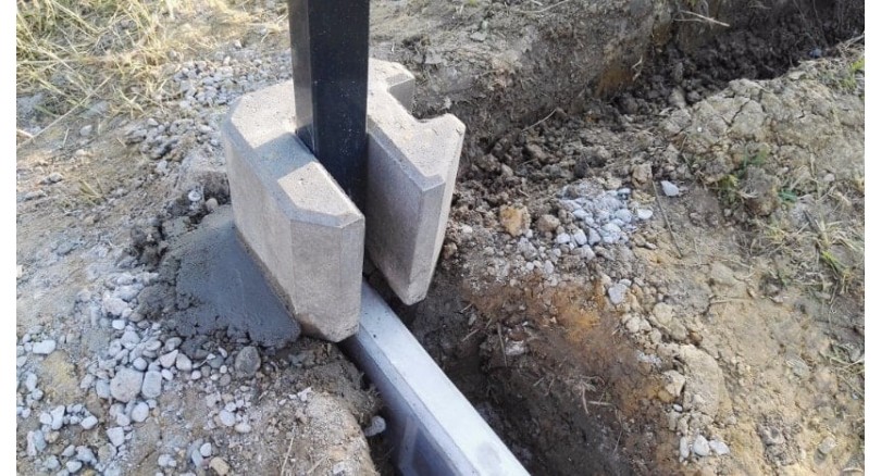 Mocowanie słupów drewnianych w ziemi