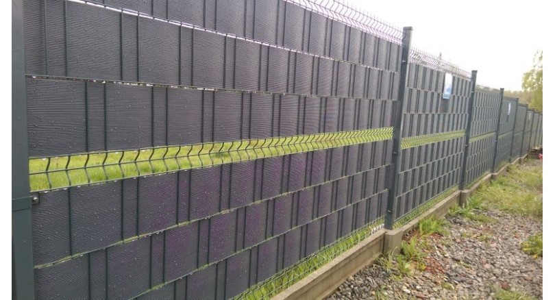 Montaż taśmy ogrodzeniowej na siatce i panelach systemowych