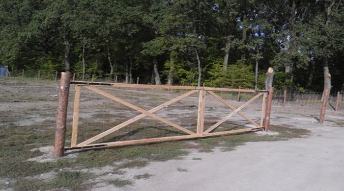 brama drewniania, ogrodzenie budowy