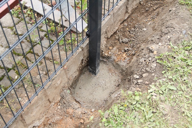 jak-zamontować-słupki-beton