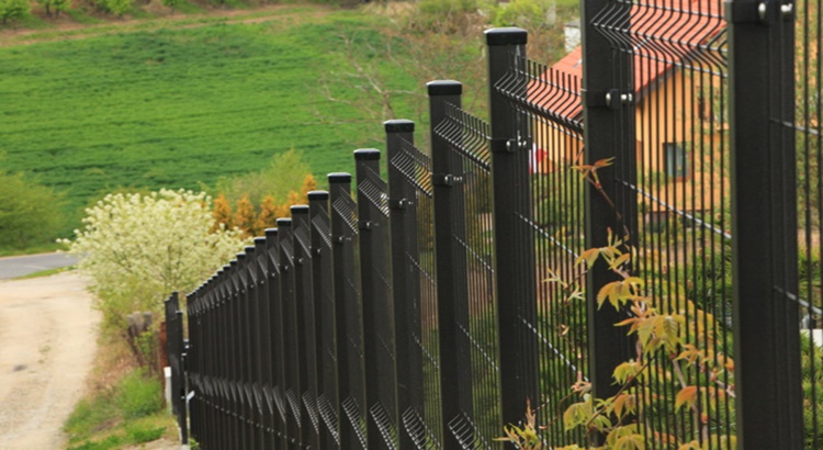 montaż-paneli-na-nierównym-terenie