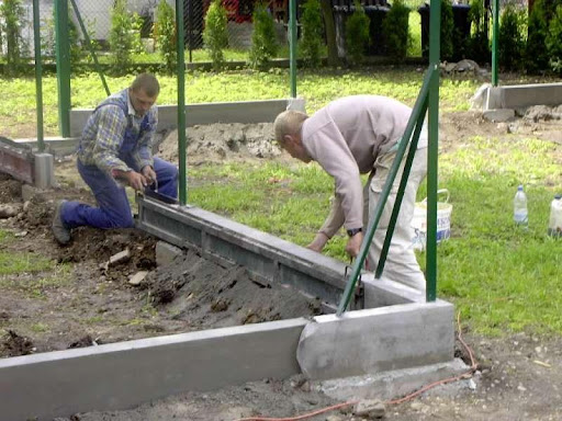 zabetonowanie-słupków-ogrodzeniowych